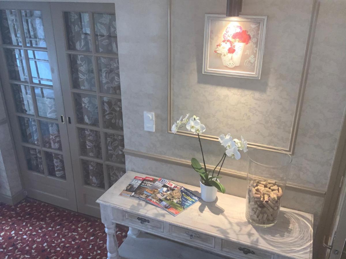 Les 3 Rois By Yy Hotel Villers-Bocage  Bagian luar foto